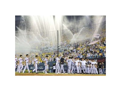 LG 여름 외야 워터존 운영에 팬들 반응 뜨거움